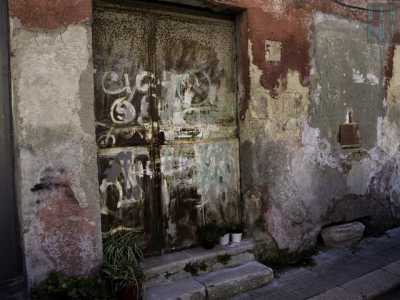 Il portone di una vecchia casa abbandonata
